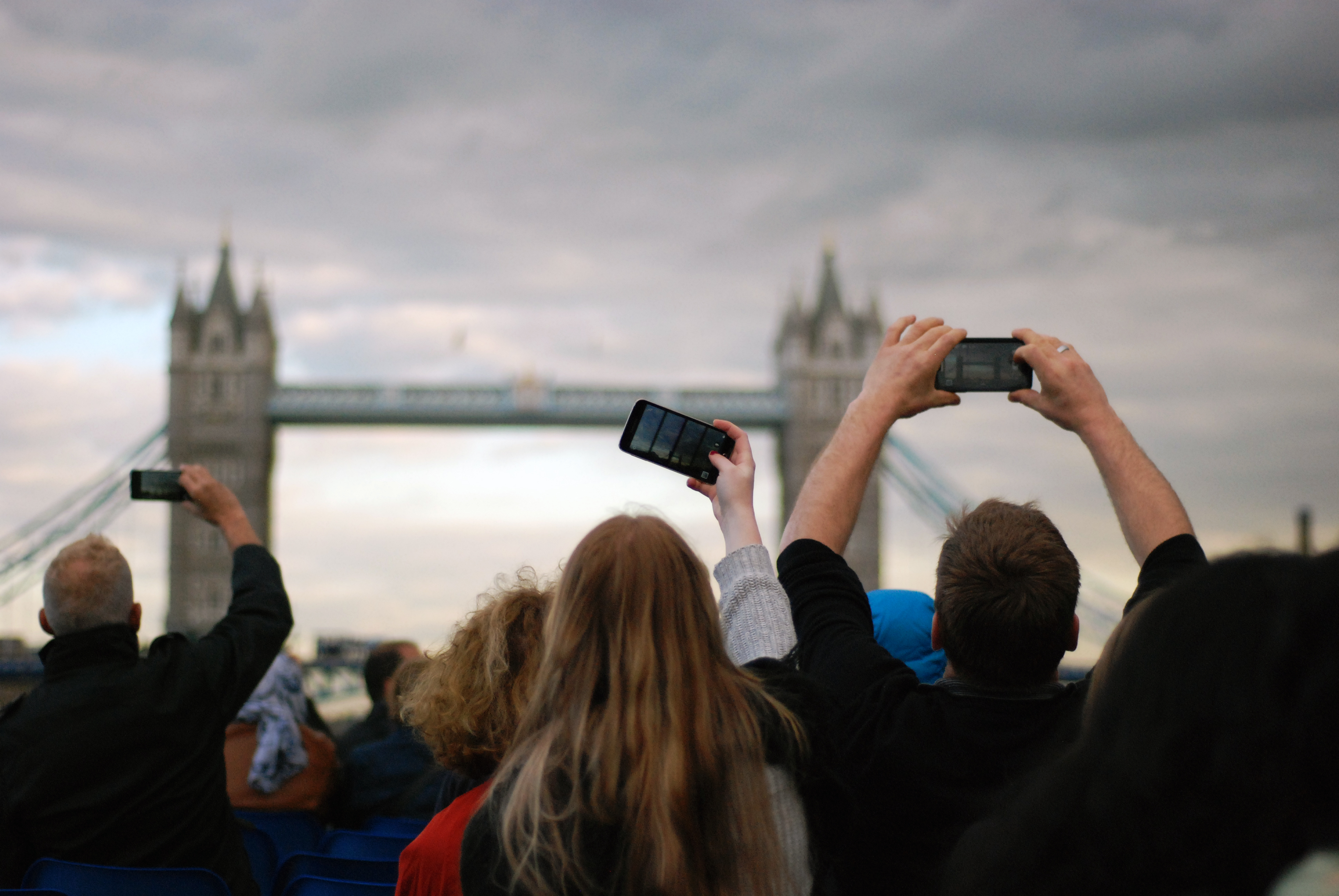 Помогают по новому взглянуть на. Туристы фотографируют. Туристы в Великобритании. Турист с фотоаппаратом. Люди фотографируют достопримечательности.